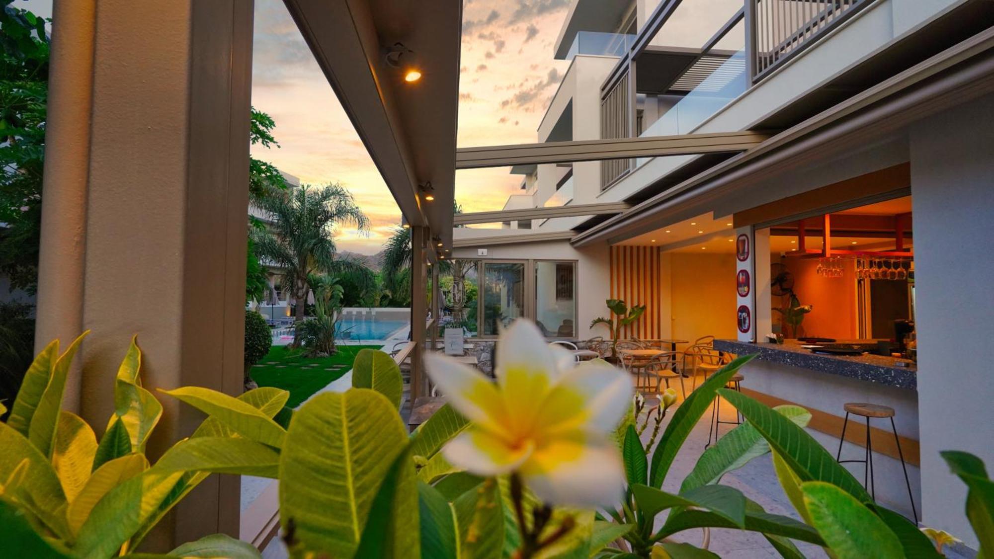 Relax Hotel Palaiochora Ngoại thất bức ảnh