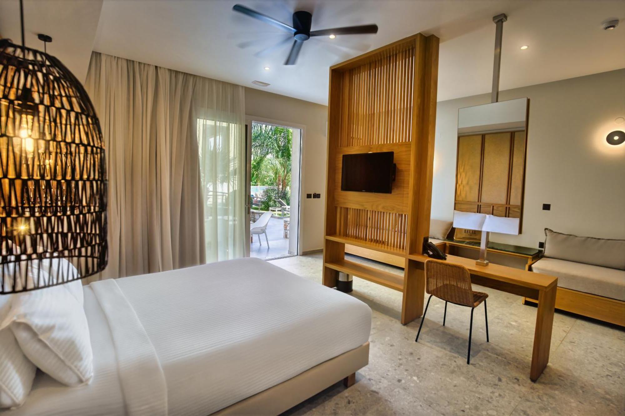 Relax Hotel Palaiochora Ngoại thất bức ảnh